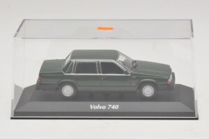 Volvo 740 Tumeroheline Maxichamps 1:43 940171700 Metall - pilt 4/5